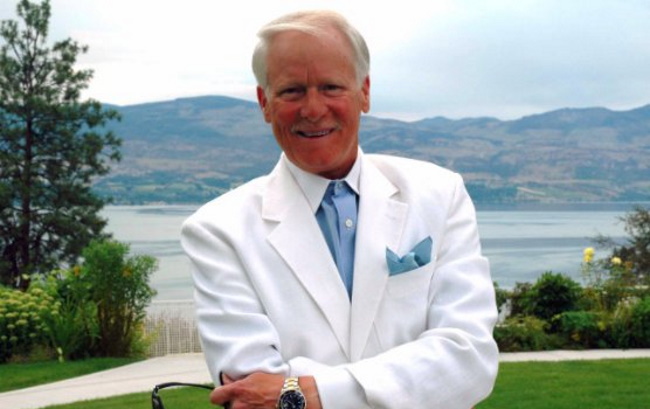 mark yarnell stnading on golf course in white suit